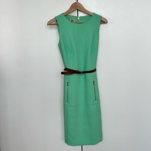 💚💚Chic sleeveless shift dress with a belt and zipper details